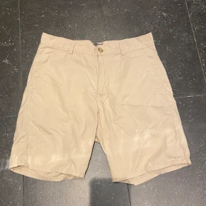 Chinos shorts - Beiga chinos shorts från H&M i storlek 28. I använt skick men utan några som helst defekter. Hör av er vid frågor!