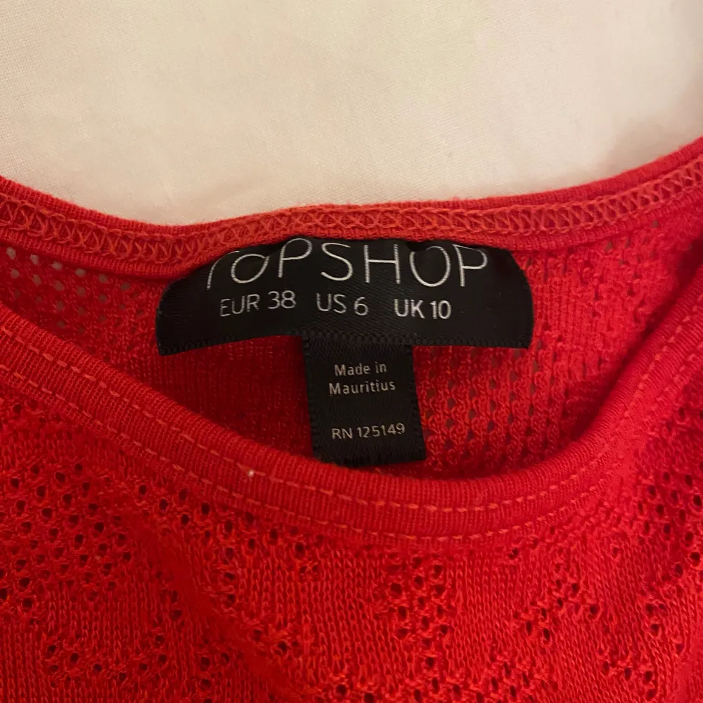 Säljer 2 linnen från top shop, det vita är i storlek S (36) men sitter som XS, och det röda i M (38) men sitter som S💕 Inget slitage! Om du bara är intresserad av ena linnet går det jättebra att köpa det ena❤️. Toppar.