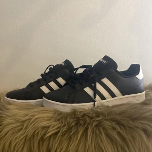 Adidas skor - Fina oanvända adidas sneakers, storlek 38 dam
