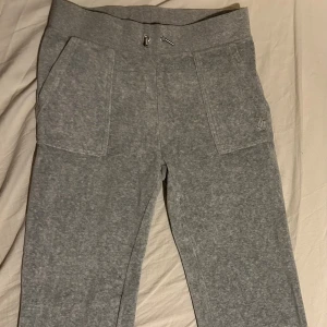 Juicy Couture byxor grå - Jag säljer min gråa Juicy Couture byxa i storlek Small (S). Jag har endast använt den 2-3 gånger. Den är i väldigt bra och nytt skick. Anledningen till att jag säljer den är att den är för liten för mig. 