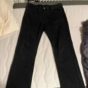Weekday Jeans W32 L34 - Hej säljer dessa svarta weekday jeans i modellen Space Relaxed. Jeansen är i använt skick men utan några större skador utan främst bara avfärgning som man ser på sista bilden vid mudden. Kontakta gärna vid frågor/fler bilder :)