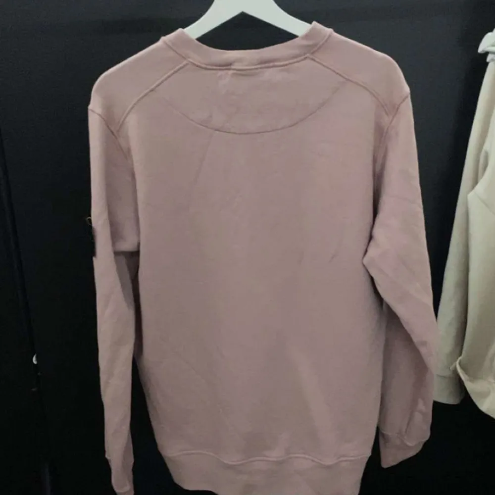 Stone island tröja i mycket fint skick. Storlek L! Säljes då den ej användes längre. Säljes för 1750:- ink frakt 1700 om du köper via Plick. . Tröjor & Koftor.