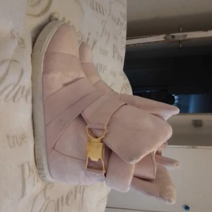 Stockholms skor - Säljer ett par 00-tals skor (fjortis perioden) i strl 37. De säljs inte längre och de var ganska dyra förr. Dom är i normalt skick förutom att dom behövs tvättas! Jag säljer de i bra pris, 100kr + frakt! Priset kan diskuteras vid snabb affär!