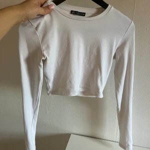 Tröja - croppad tröja från zara använd några gånger sitter som en xs