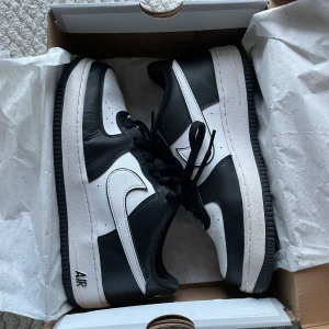 Nike air force  - Jätte bra skick, använda fåtal gånger Skickas med kartong Priset kan diskuteras🩷 