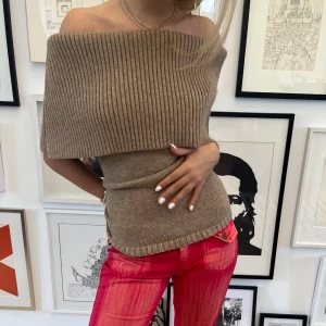 Adoore offshoulder - Älskar den här offshoulder tröjan från adoore!! Så snygg och perfekt till alla väder