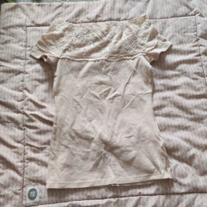 spetstopp  - den finaste spetstoppen från h&m som tyvärr inte kommer till så mycket användning. nyskick. en blandning av rosa och beige 🩷 säljer även två till i andra färger på min profil 🥰 använd köp direkt 🩷