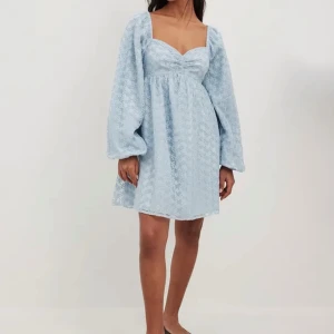 Blå sommarklänning  - Klänning som aldrig är använd och prislapp sitter kvar💙 Lojsan Wallins kollektion för NA-KD