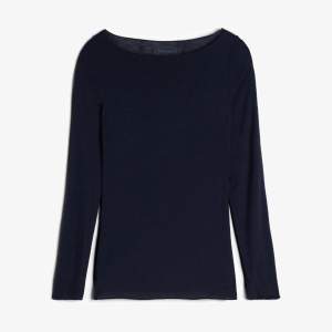 Mörkblå intimissimi tröja i storlek M. Aldrig använd, prislapp kvar. Går för 449 på hemsidan.