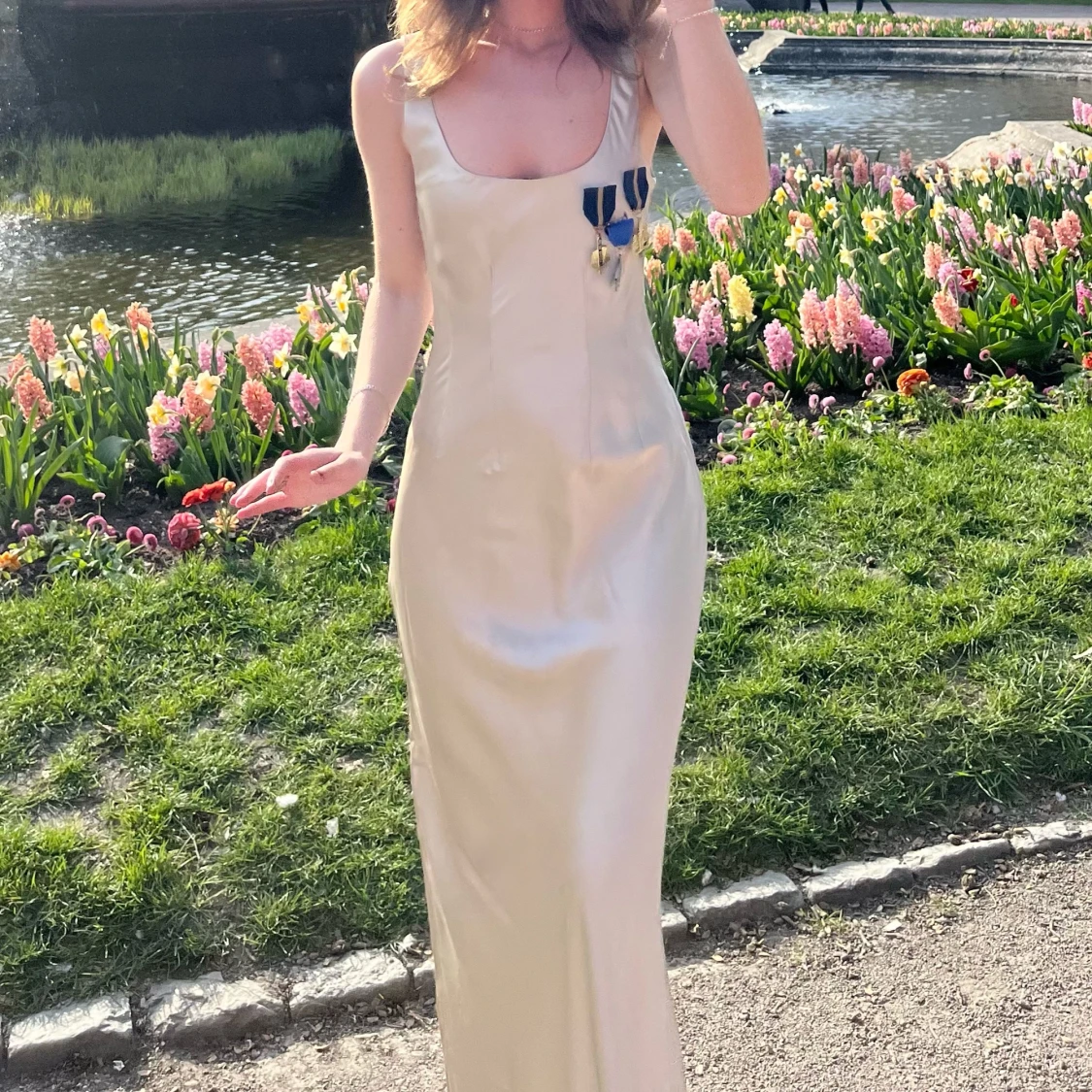 Maxiklänning i satin beige/nude - 92