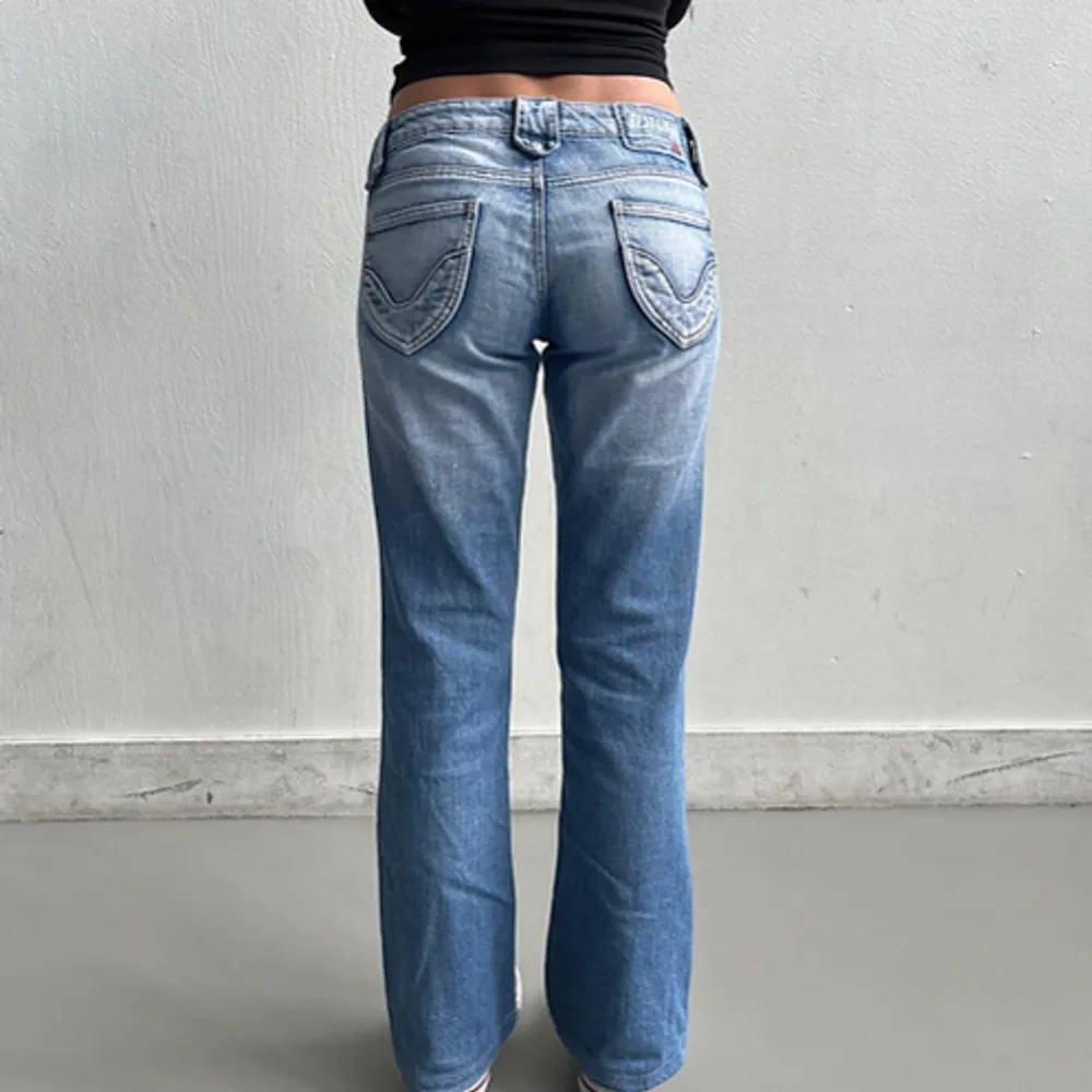 Fina jeans i storlek xs Innerbenslängd: 75cm Midja: 74cm. Jeans & Byxor.