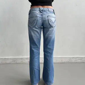 Fina jeans i storlek xs Innerbenslängd: 75cm Midja: 74cm