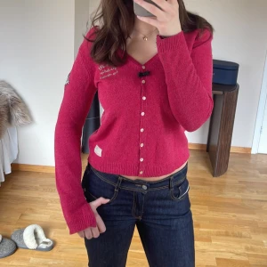 Odd molly kofta med rosett - Sötaste koftan från odd molly, både så snygg att ha öppen o stängd! 🎀🎀Koftan har dragkedjor längst ner på armarna som man kan välja ha öppna eller stängda 💕