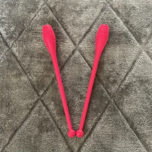 Käglor - Dessa käglor är för rytmisk gymnastik, men går också för cirkus eller bara för att ha kul! De har en jätte fin fuchsia rosa färg, och är släta så det finns inga vassa  kanter. Kostar egentligen 350kr, använd bara en gång! :)