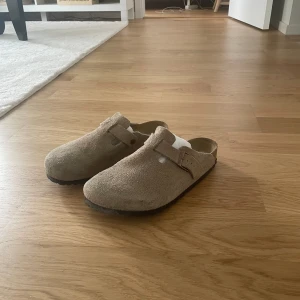 Birkenstock Boston Mocka nästan nyskick kvitto - tja! säljer mina birkenstock bostons som har använts i en halv sommar knappt. Så de är nästan i nyskick. Kvitto Orginal box och alla tillbehör finns tillgängliga.