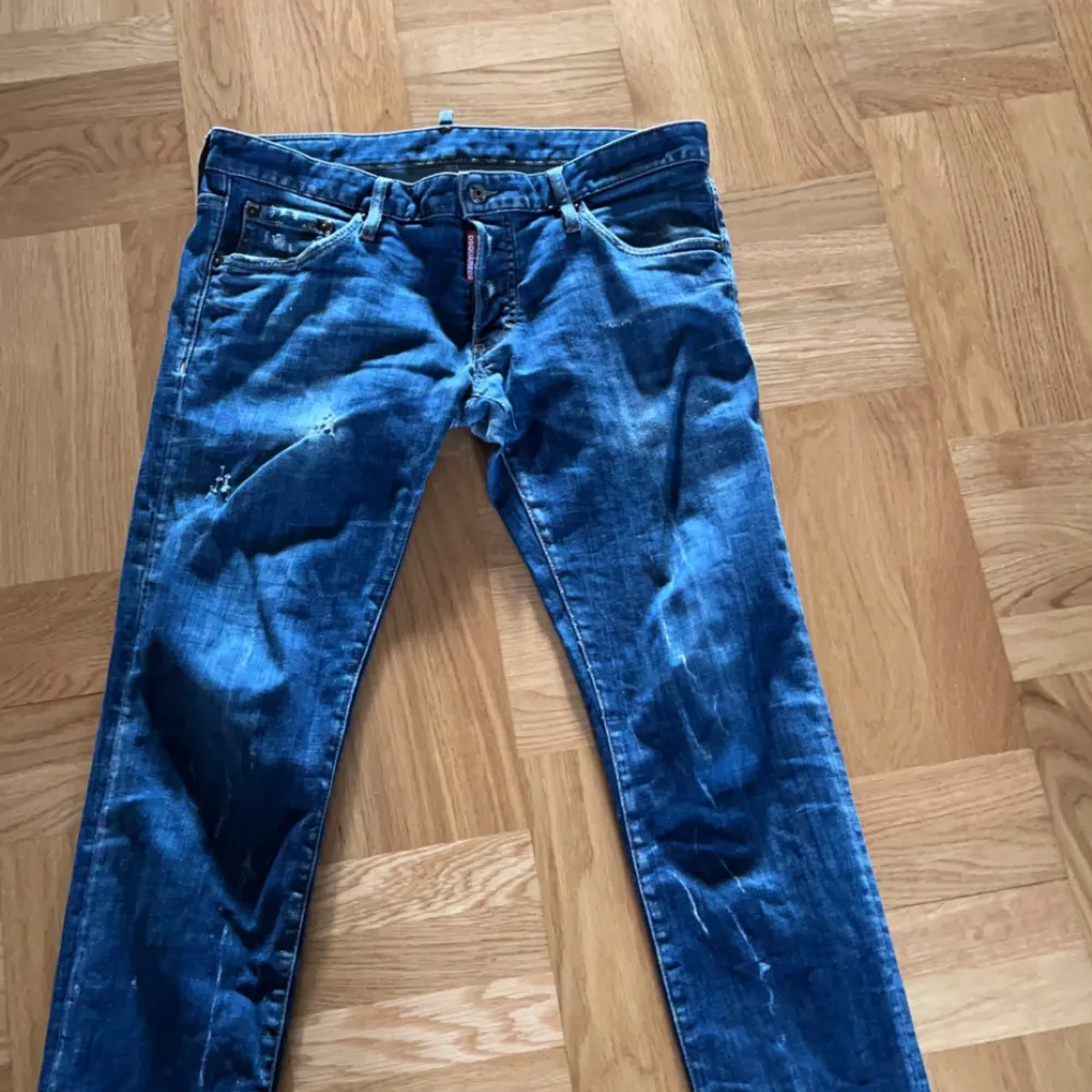 riktigt fina dsquared2 jeans, den enda nackdelen är att det fanns ett hål som nu är lagat som ni kan se på bilden.. Jeans & Byxor.