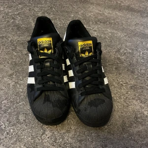 Adidas superstar svarta - Använda i ca 2 månader  Säljer pga annan klädstil Bra skick Pris kan diskuteras vid snabb affär
