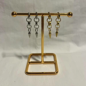 Örhängen  - Fina örhängen! Finns i silver & guld. Köp för 99kr/st Eller 185kr/paret. Modell 108. Smyckeställningen finns även att köpa för 299kr!