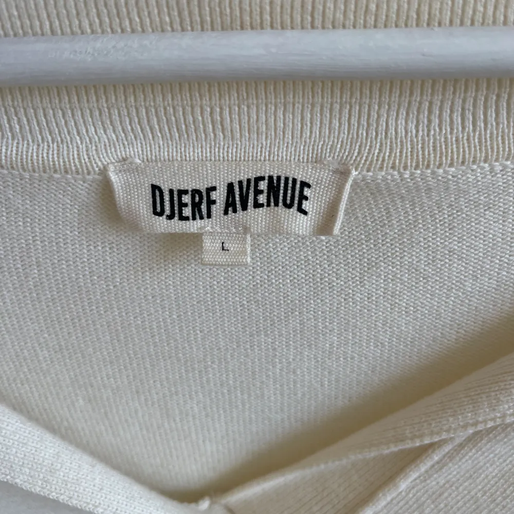 Jättefin tröja från Djerf Avenue i ljus créme färg!  Storlek L Säljes pga. Att den är för stor för mig🌸. Tröjor & Koftor.