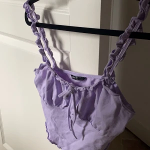 Croppad top - Super gullig, ifrån shein i storlek M, passar även dig som har storlek S, då den är mindre i storleken 