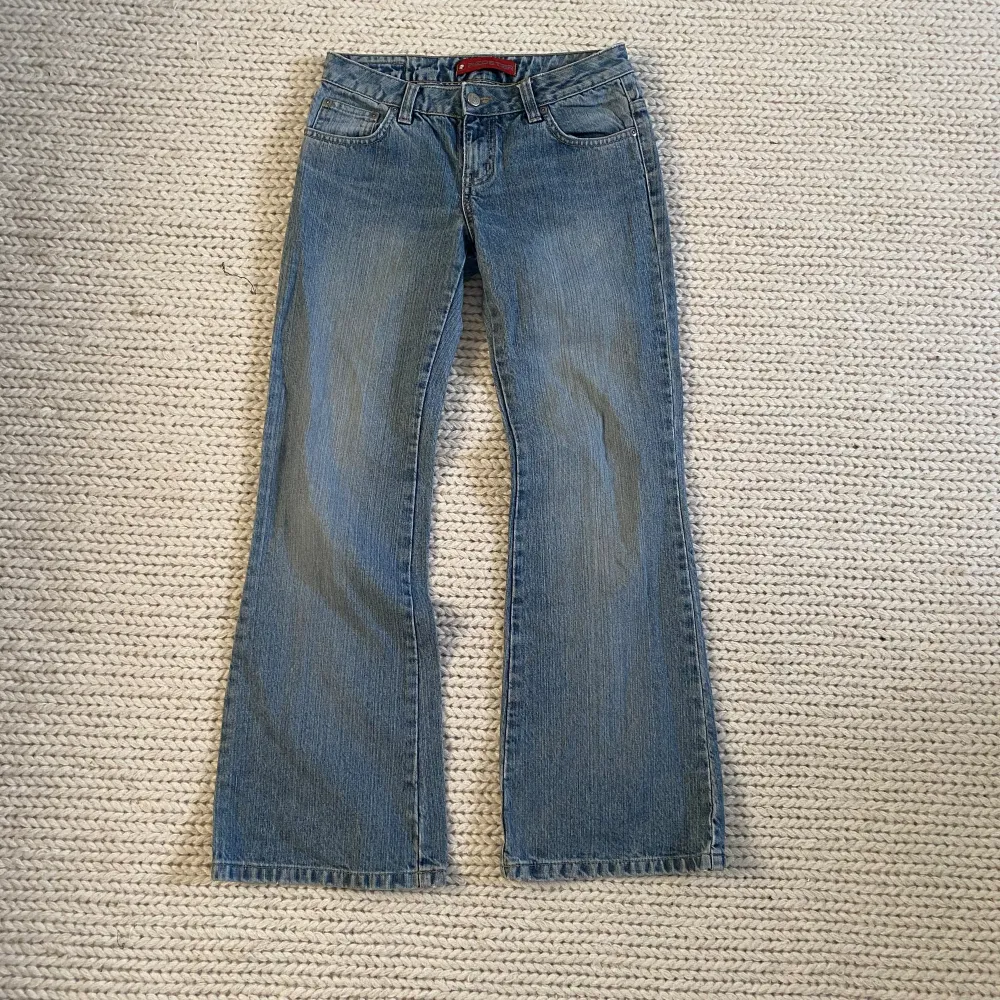 Lågmidjade jeans med coola fickor! De passar tyvär ej mig men någon som är runt 160-165 passar de troligen🩷  De är ganska utsvängda och köpta secondhand! Kan gå ner i pris🩷. Jeans & Byxor.