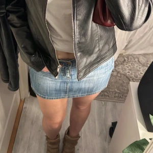 Mini jeanskjol  - Midjemått 41cm (tvärs över) Längd 32cm