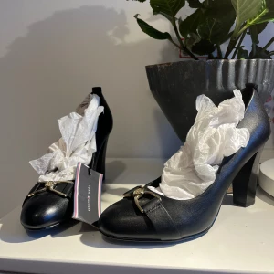 Tommy Hilfiger klackskor  - Superfina helt nya klackskor från Tommy Hilfiger i storlek 38, prislapp sitter kvar 