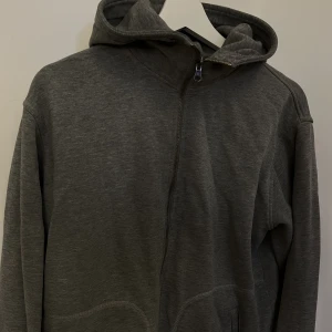 Snygg zipup grå - Fin zipup hoodie, skriv omdi har någon fråga💕