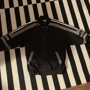 Vintage adidas tröja  - Jag säljer min adidas hoodie för att jag inte använder den längre. Skicket är nästan perfekt förutom ett litet hål i fickmudden (se bild) pris går att diskuteras 