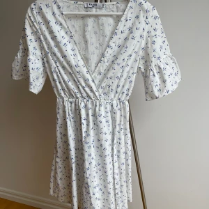 Super söt klänning, NAKD - Super gullig somrig klänning från NA-KD Använts 3 gånger (har en liten brun utan sol fläck vid nacken, de sista bilden) Storlek: XS