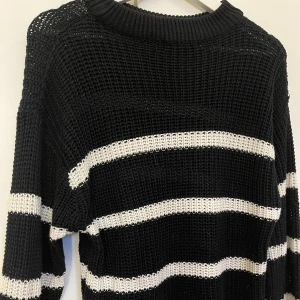Fin randig tröja - Jättefin svart och vit randig tröja från lager157💕