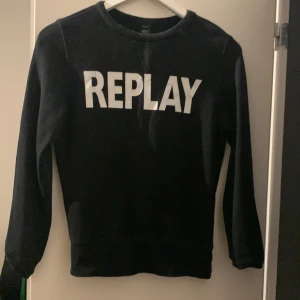 Replay - Hej säljer en Replay hoodie i storleken 155-160 är i väldigt bra skick och är själv klart äkta😁🍾