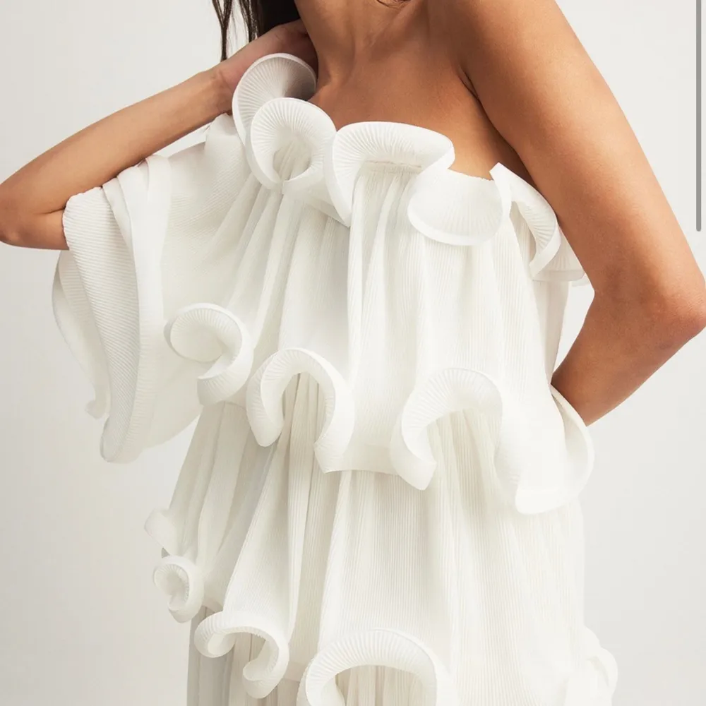 Säljer denna superfina klänning ifrån Lojsans nya kollektion från NA-KD💕 Helt oanvänd, prislappen sitter kvar. Väljer att sälja den pga fel storlek. Klänningar.
