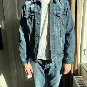 Hej! Säljer min Levis jeans jacka som sedan är modifierad av mig med målarfärg och slitningar. 