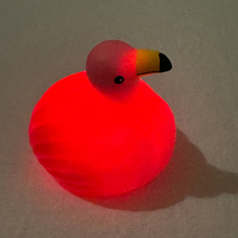 En Liten flamenco lampa, man lägger fingret under den så börjar den lyssa olika färger.. Asusteet.