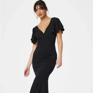 Flutter Sleeve Fishtail Maxi Dress - Fin långklänning som är helt oanvänd. Har kvar förpackning.  Nypris: 1 199kr  