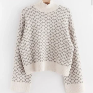 Stickad tröja  - Mönstrad vit/grå stickad tröja från Lindex. Helt slutsåld och går inte att köpa längre 