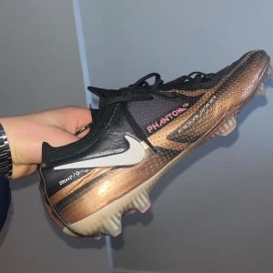 Fotbollsskor från unisport till ett mycket billigt pris!!🥳🥳 - Storlek 43. Skick 8-10. Jätte billigt pris i jämfört med nypris som ligger på runt 2300kr! 