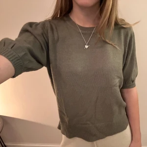 Stickad T-shirt - Så fin grön färg och världens skönaste material, passar mig som brukar ha S