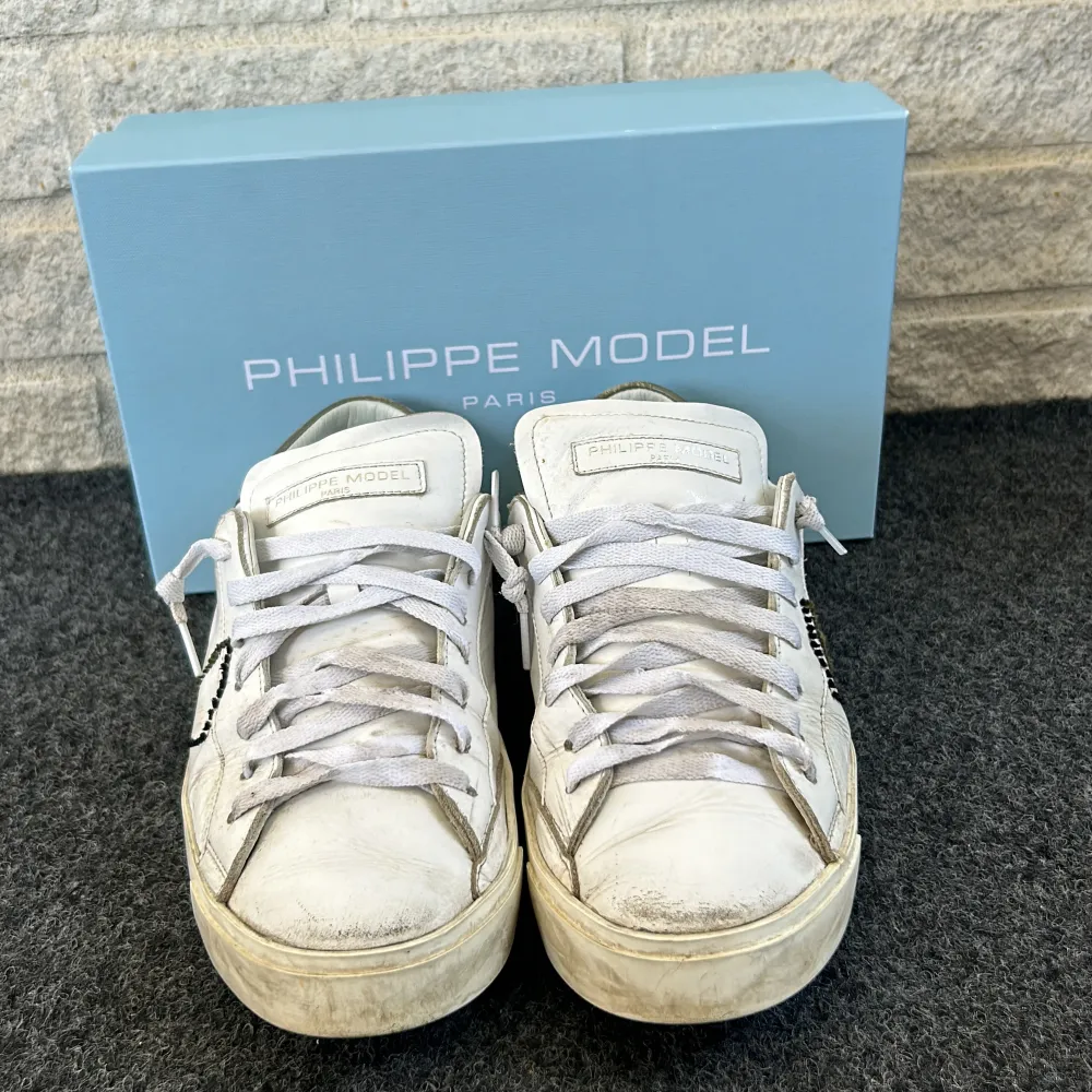 tjo, säljer nu mina Philippe model skor som är i storlek 43. skornas skick är i 7/10. de ser lite smutsiga ut samt lite konstiga snören men det kan jag fixa om det önskas. skriv  vid intresse.. Skor.