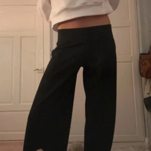 Kostymbyxor  - GALET snygga kostymbyxor från Gina tricot. Bilderna är från tidigare ägare då dem tyvärr inte passade mig. Endast använda 1 gång hos henne och aldrig hos mig så ny skick, pris kan diskuteras vid snabb affär💕