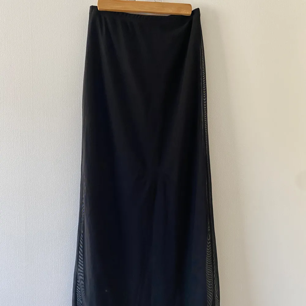 Svart maxi kjol. Den har dubbla tyger, använd ett fåtal gånger, perfekt till sommaren💕 i storleken XS/S. Kjolar.