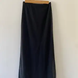Svart maxi kjol. Den har dubbla tyger, använd ett fåtal gånger, perfekt till sommaren💕 i storleken XS/S