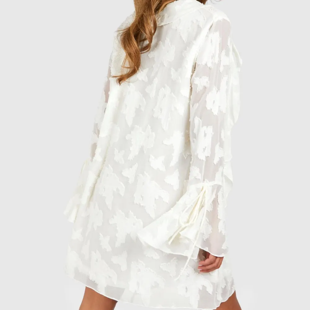 Intressekoll på denna fantastiska vita klänning från boohoo som är helt slutsåld! Aldrig använd, så helt nyskick. Den är i strl 38 men skulle säga att den passar 36 med! 🥰💕 hör av er vid frågor eller fler bilder . Klänningar.