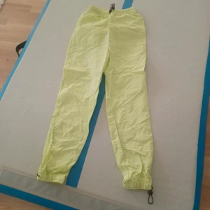 Neon gul/gröna byxor storlek 34 h&m - Prislappen kvar