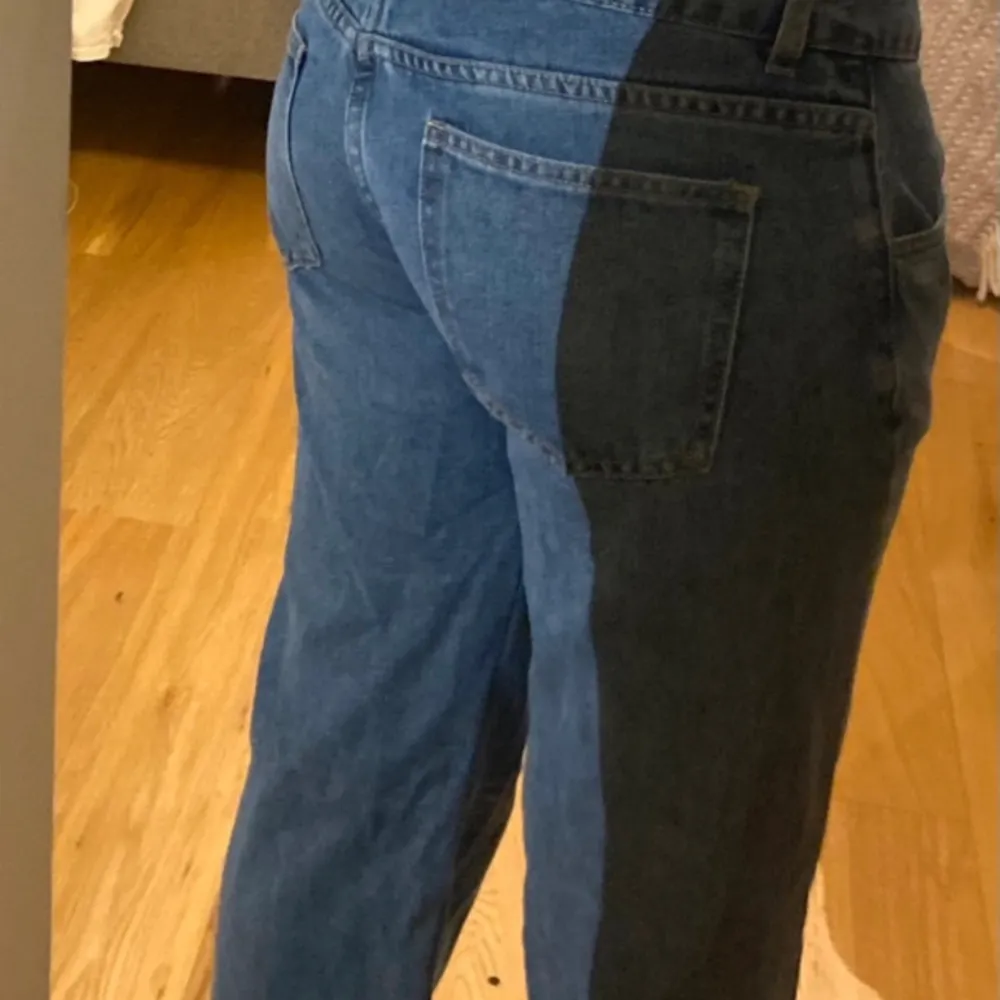 Supersnygga lågmidjade jeans med vida ben. Finns ingen lapp kvar men den passar någon med storlek S.. Jeans & Byxor.