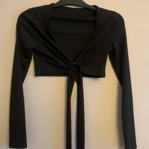 Kroppad tröja - Helt ny kroppad tröja i xs. Långa snörerna är för att man ska kunna knyta tunt din kropp för att göra snygga detsljer mm