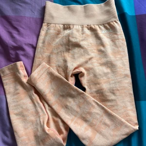 ABYL tights - Jättefina tights utan defekter, köpta på vinted och därmed endast provade då jag insåg att de var för små för mig🩷