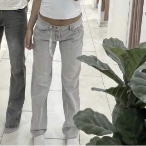 straight jeans som är lowwaist, kmr ej till användning. köpta från gina för 499kr.💗ner till marken o lite till på mig som är 167cm (första bild lånad)