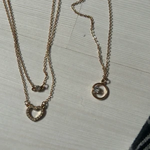 Guldiga halsband - Guldiga halsband, 20kr st eller båda för 30kr💞